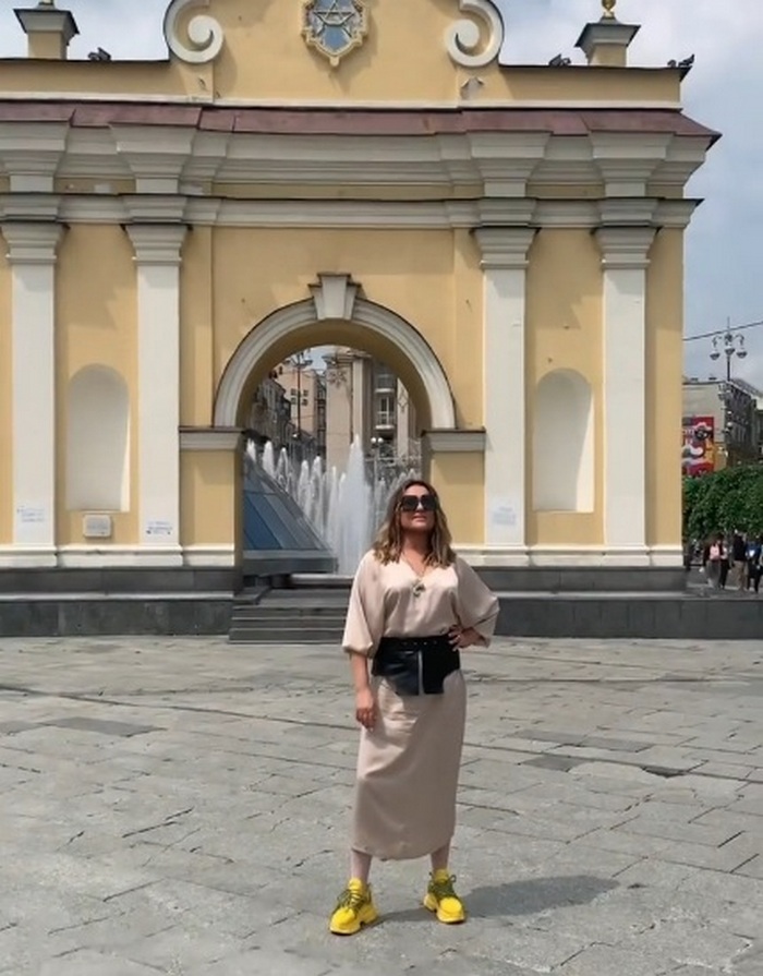 Молодит и красит: 45-летняя Наталья Могилевская показала, как носить самую стильную прическу этого лета