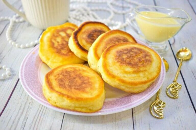 Пишні сирні оладки: як приготувати сніданок нашвидкуруч - today.ua