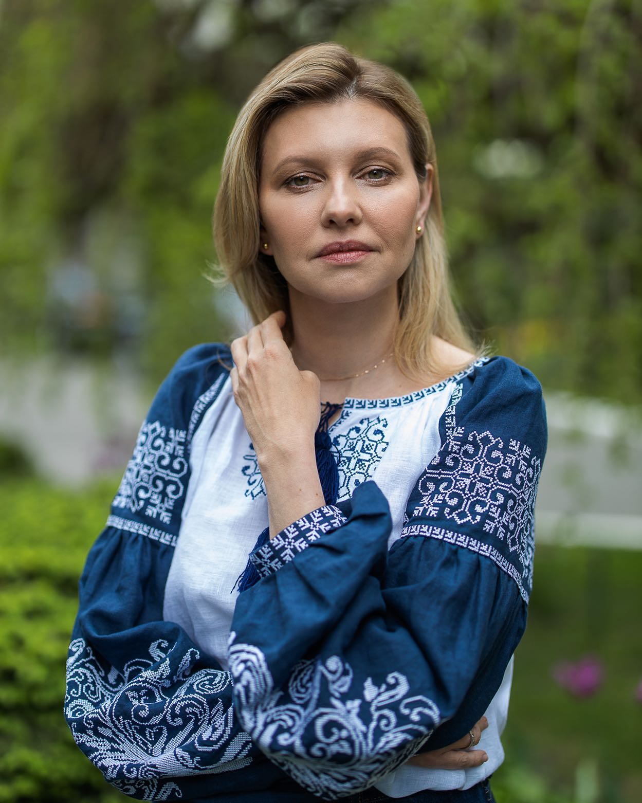 Чиста та безневинна краса: Олена Зеленська зачарувала новим фото у синій вишиванці