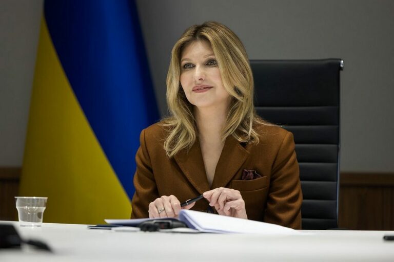 Лофери, штани-банани та жакет: новий стильний вихід першої леді Олени Зеленської - today.ua