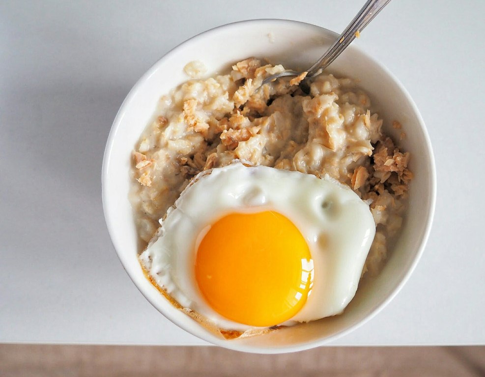 Как быстро приготовить сытную овсянку на завтрак: добавьте секретный ингредиент