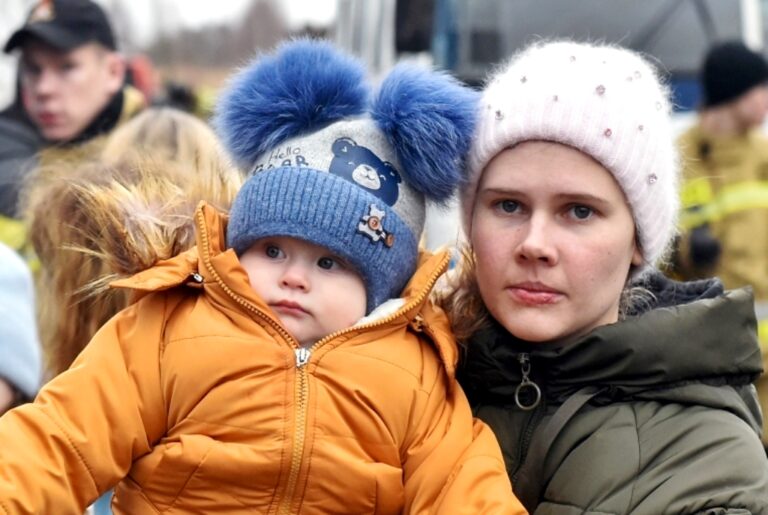 Бесплатная помощь в Украине: беременные женщины и дети могут получить питание, одежду и подгузники - today.ua