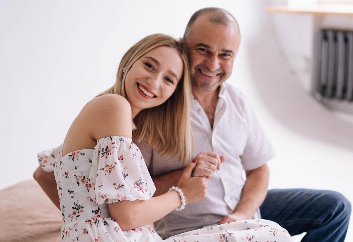 Була ще дитиною: молода дружина Віктора Павлика зізналася, як познайомилася зі співаком - today.ua