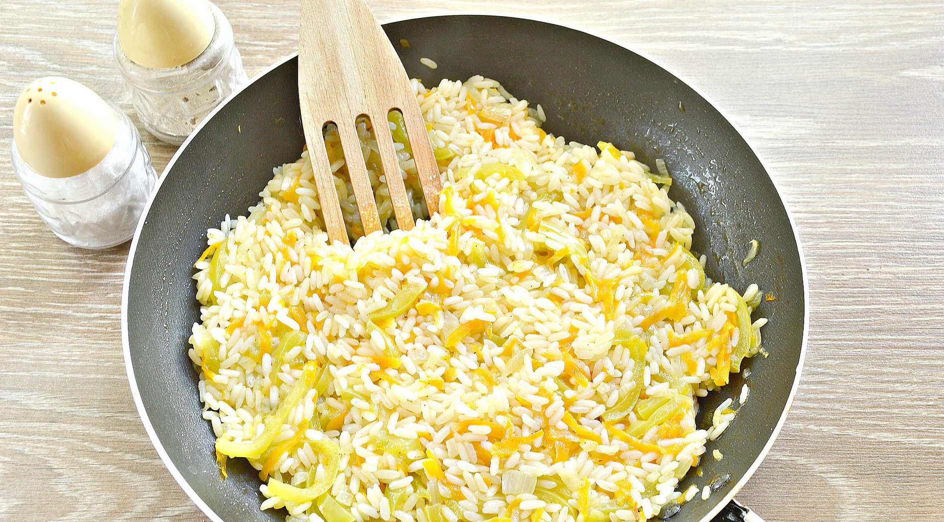 Как приготовить рассыпчатый рис на сковороде: рецепт сытного гарнира к любому мясу
