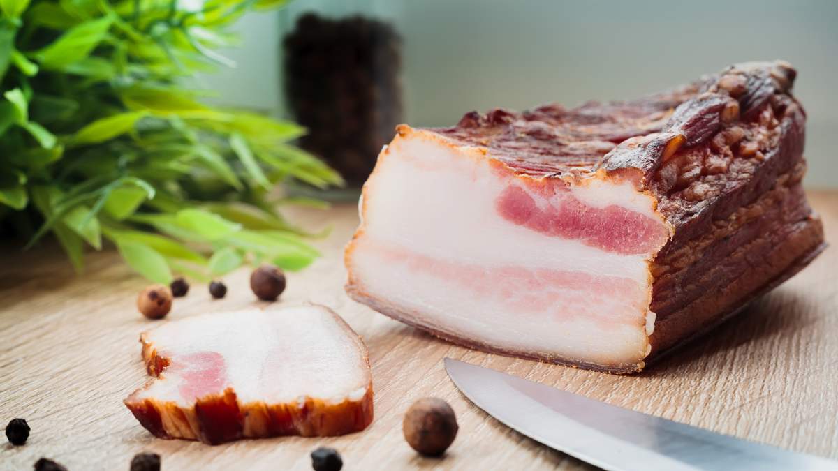 Супермаркети підвищили ціни на м'ясо та сало: скільки коштує кілограм свинини та курятини у березні 