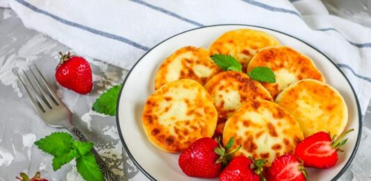 Нежнейшие сырники на завтрак: вкус улучшит секретный ингредиент  - today.ua