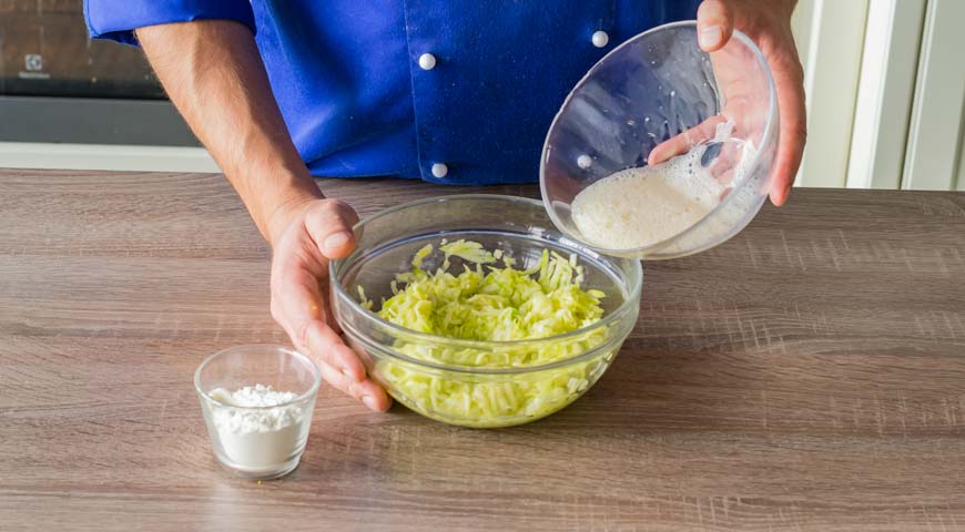 Кабачковые оладьи с секретным ингредиентом: рецепт легкого сезонного блюда на скорую руку