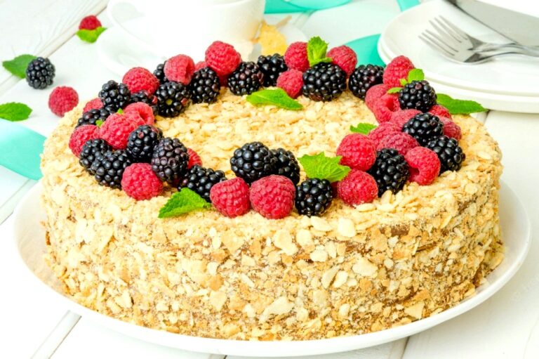 “Наполеон“ із трьох інгредієнтів та без заміса тіста: найшвидший рецепт торта - today.ua