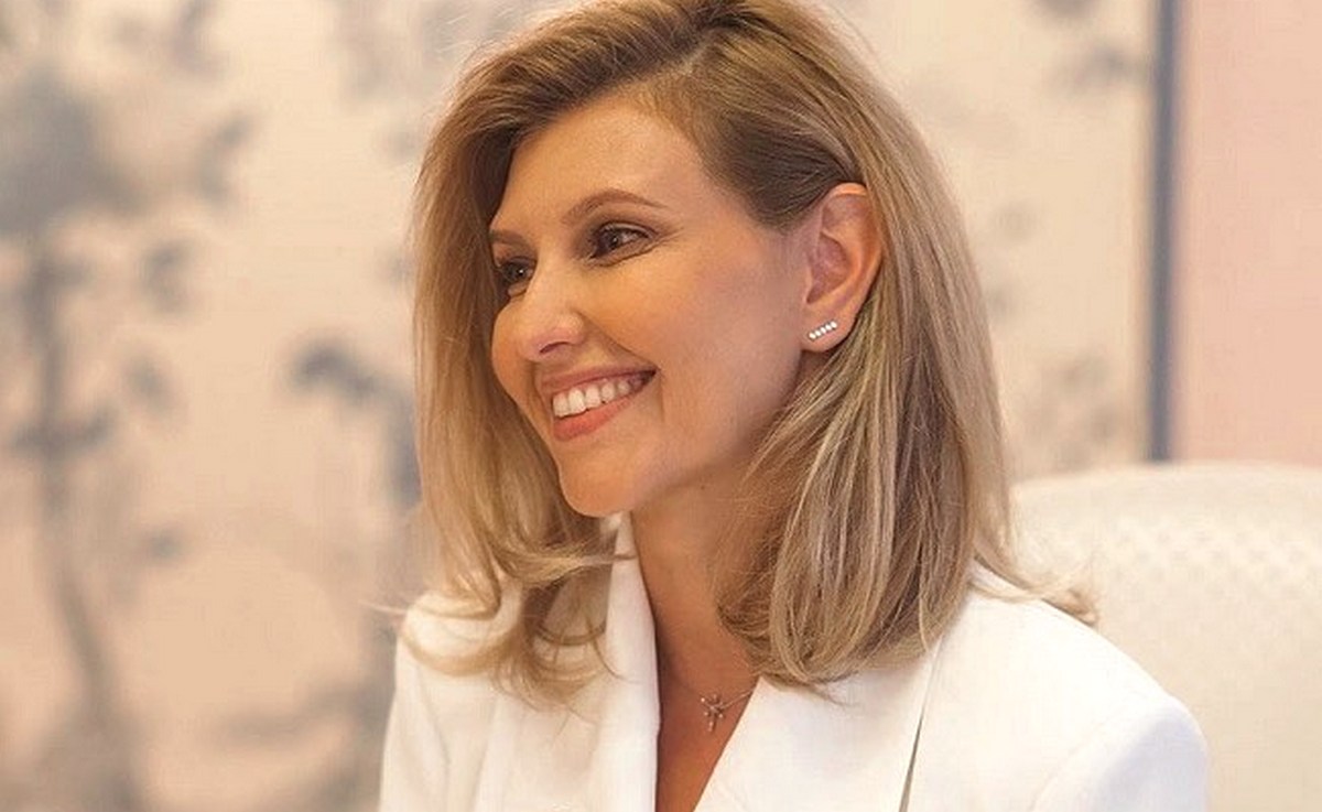 Трендовая прическа, золотые серьги и объемный бежевый костюм – новый выход первой леди Елены Зеленской - today.ua