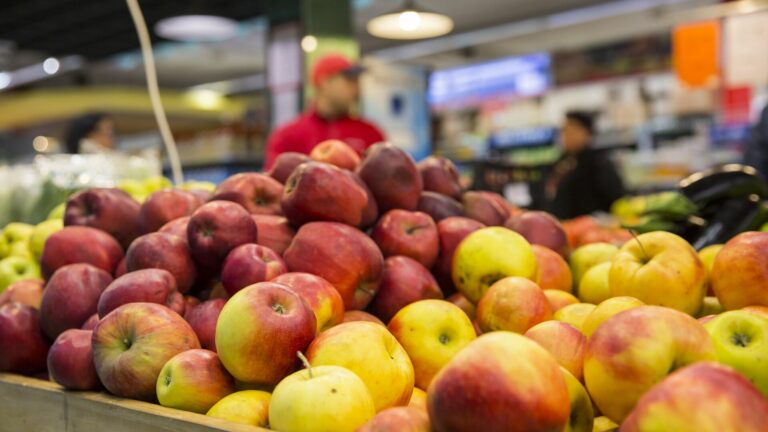 В українських супермаркетах подешевшали яблука: як змінилися ціни за місяць - today.ua