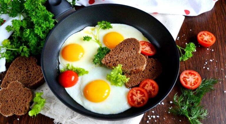 Яичница на завтрак: какой секретный ингредиент сделает ее более пышной  - today.ua