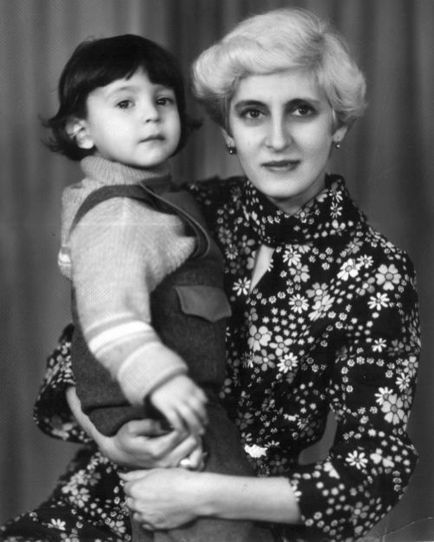 Зовсім не змінився: Володимир Зеленський показав рідкісне архівне фото зі своєю мамою