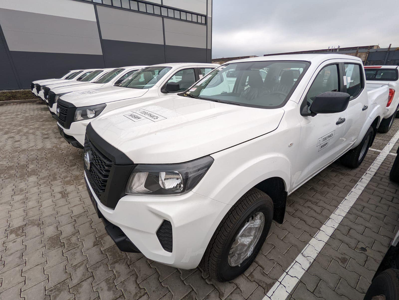 Для ВСУ купили 100 новых пикапов