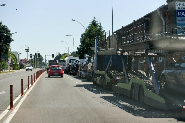Поляки показали очередь из евроблях возле границы на 25 км - today.ua
