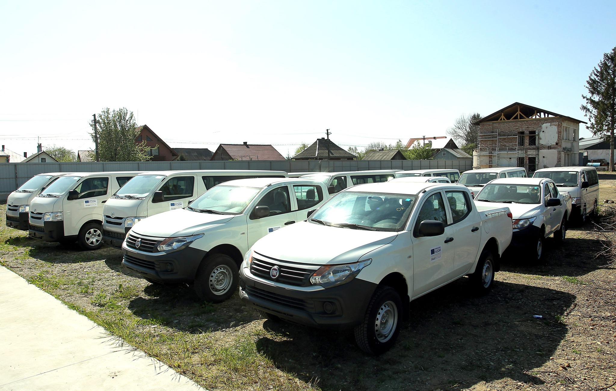 Украина получила от ЕС партию пикапов и внедорожников