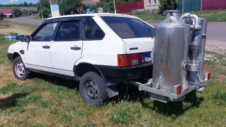 Очень экономно: украинец переоборудовал авто для поездок на дровах - today.ua