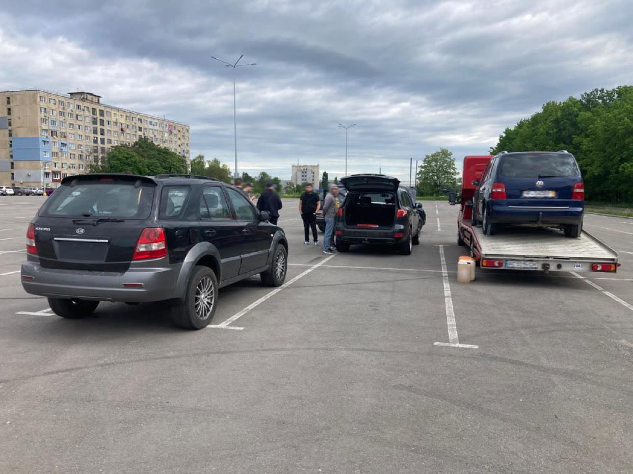 В Україні затримано псевдоволонтера за продаж автомобілів з “гуманітарки“