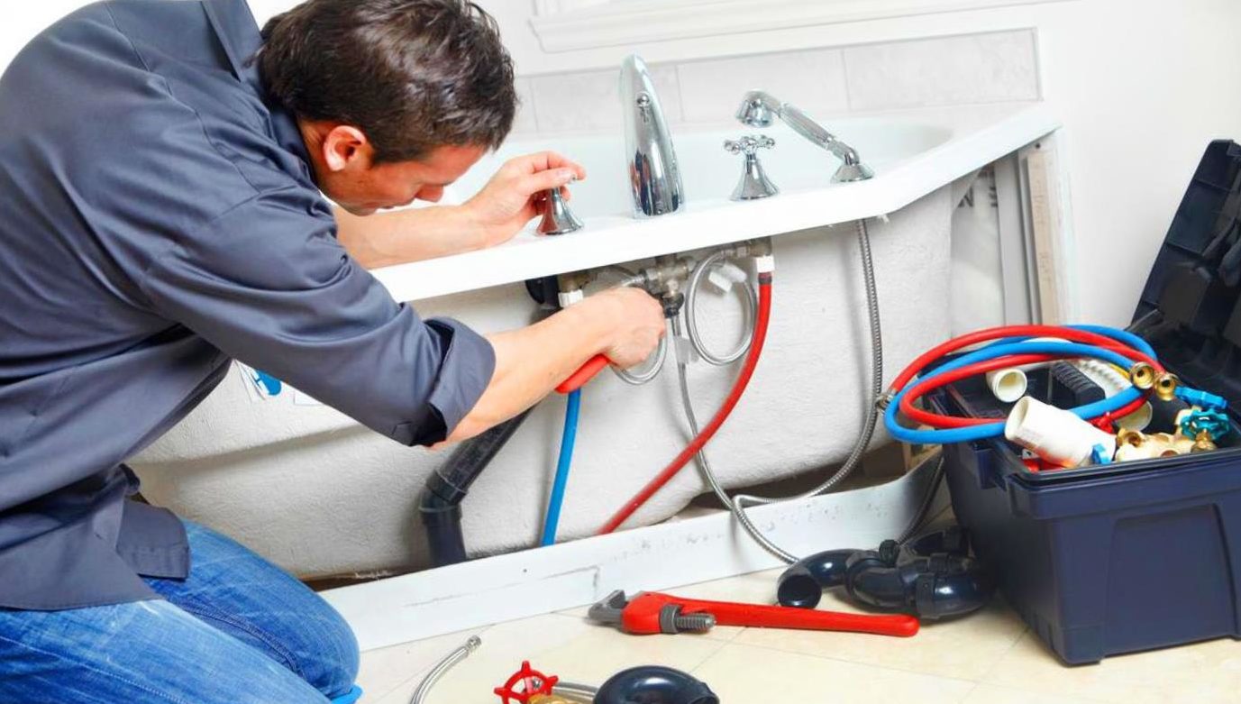 В Украине вырос спрос на рабочие специальности: кого ищут работодатели, и сколько платят