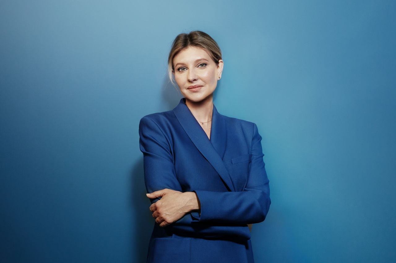 Низкий пучок и трендовый синий костюм - новые фото стильной первой леди Елены Зеленской