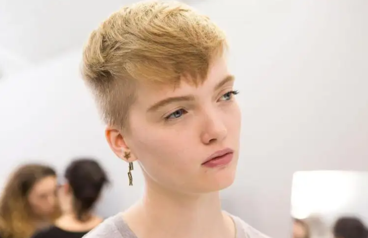 Універсальна стрижка британка на коротке волосся: різновиди наймоднішої зачіски на літо 2022