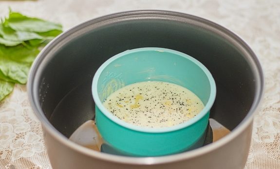 Пышный белковый омлет с моцареллой: рецепт полезного завтрака для всей семьи