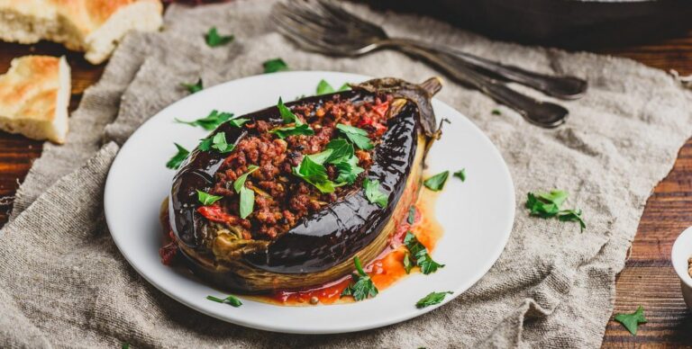 Пикантные фаршированные баклажаны - простой рецепт турецкого блюда - today.ua