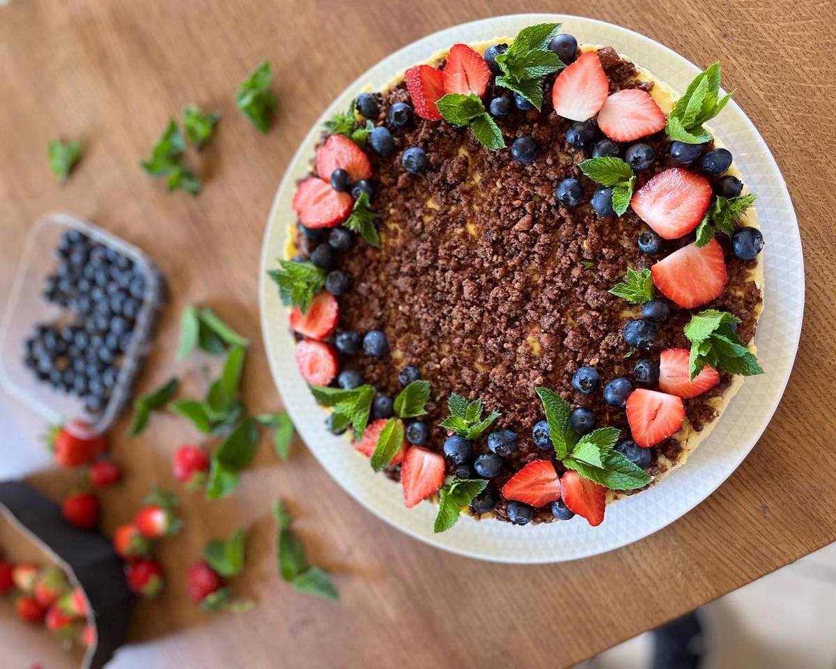 Торт с клубникой без выпечки – простой рецепт вкусного летнего угощения