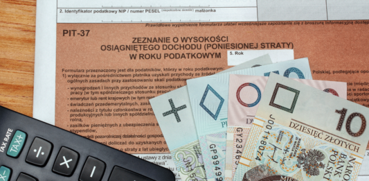 Українських біженців у Польщі зобов'язали платити податки: про які суми йдеться - today.ua