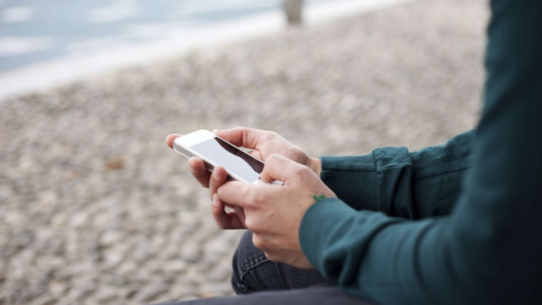 Як захистити смартфон від сонця та води на пляжі: чотири корисних поради