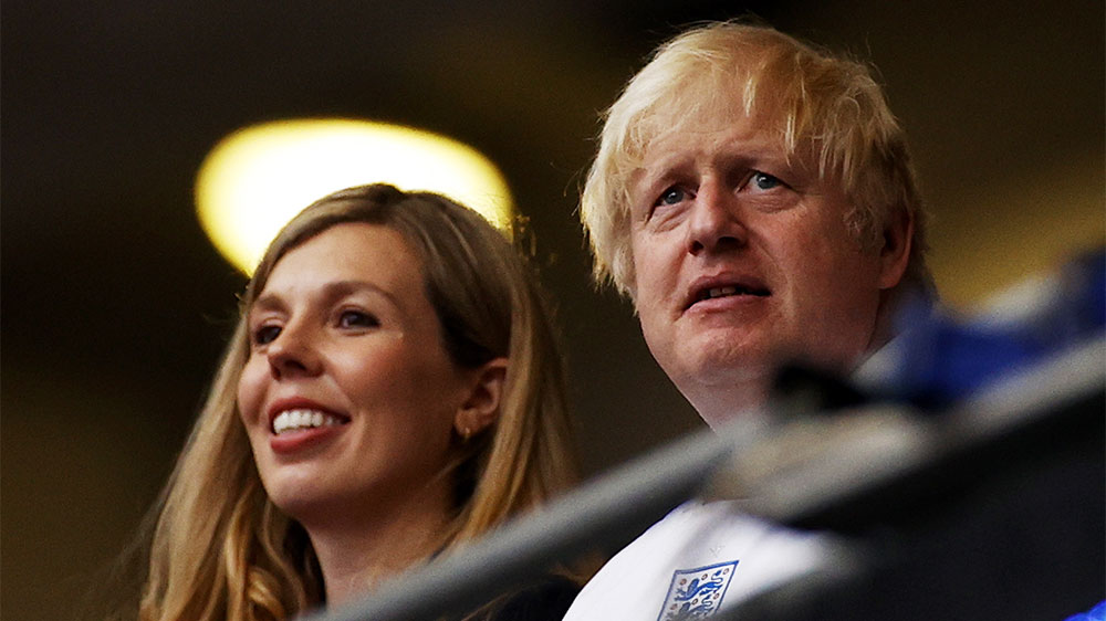 Желтое платье и синий костюм: Борис Джонсон вместе со своей супругой Кэрри вышли в свет в ярких образах