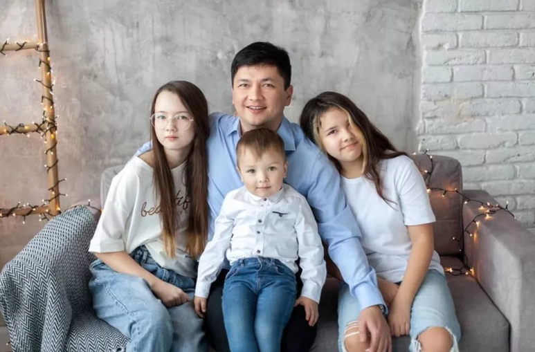 “Настоящая семья“: Виталий Ким в патриотической футболке показал свою красавицу-жену