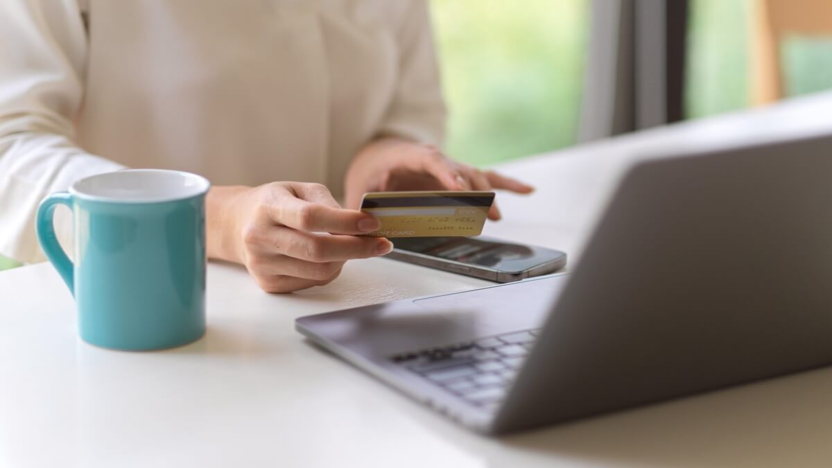 ПриватБанк и Monobank ввели ограничения на долларовые переводы: кто может быть получателем