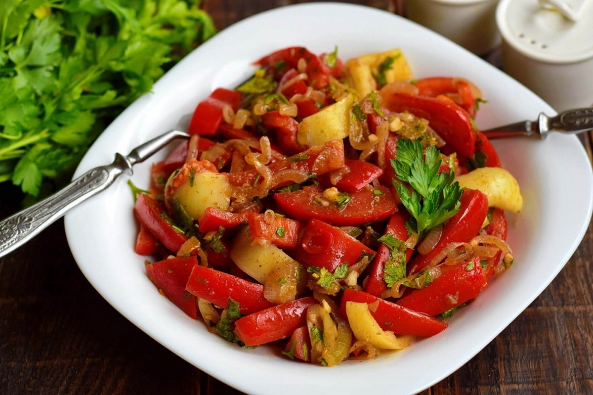 Небанальный салат из помидоров с жареным луком: идеальный как закуска и основное блюдо