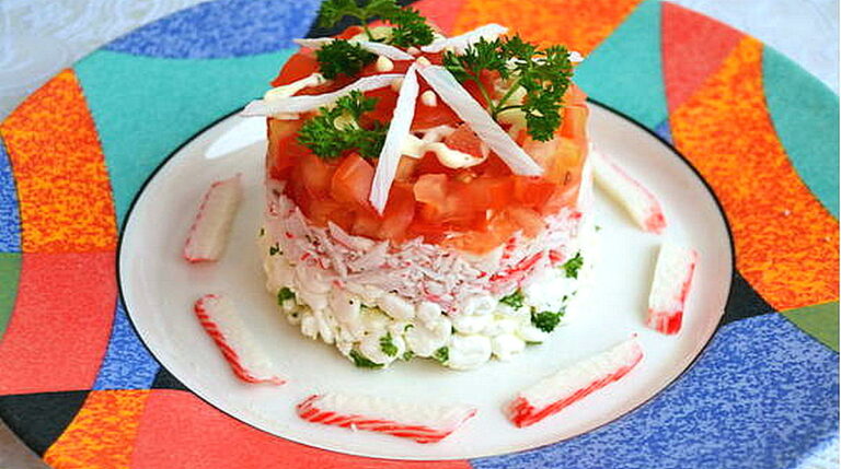 Такой еще не пробовали: рецепт салата с крабовыми палочками, творогом и йогуртом - today.ua