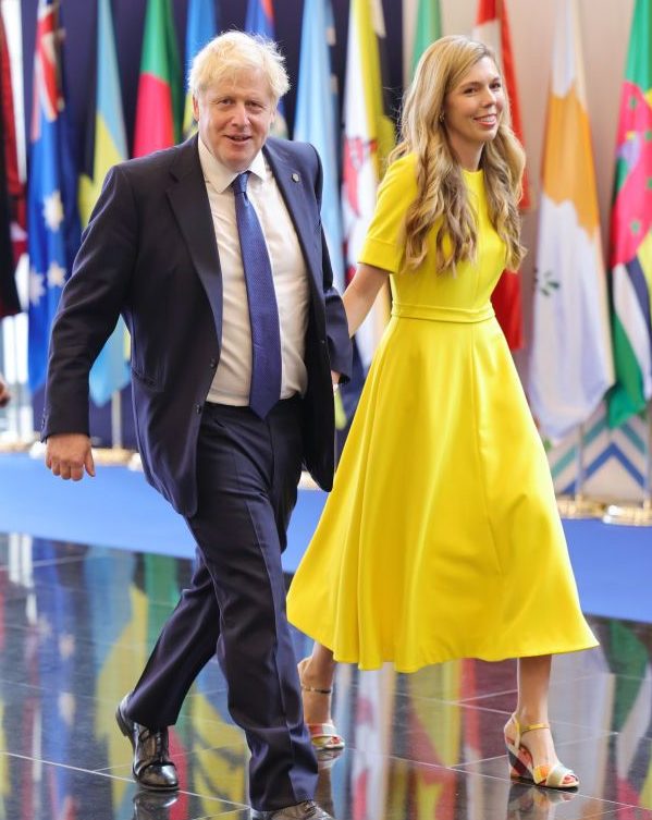 Жовта сукня та синій костюм: Борис Джонсон разом зі своєю дружиною Керрі вийшли у світ в яскравих образах