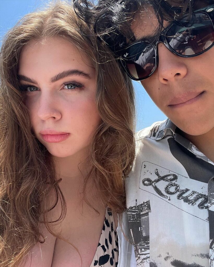 “Я его люблю“: 16-летняя дочь Оли Фреймут показала пляжные фото со своим парнем в Мексике