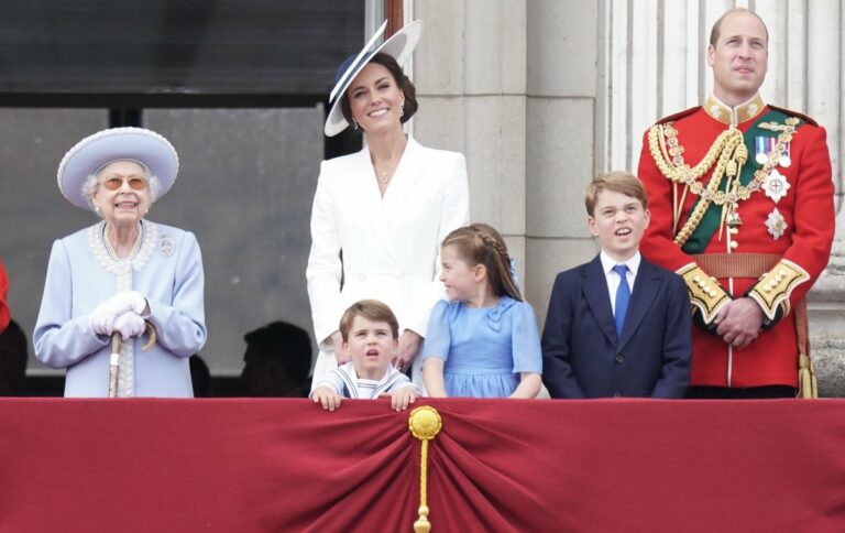 Так виросли: троє дітей Кейт Міддлтон уперше з'явилися на параді на честь дня народження королеви - today.ua