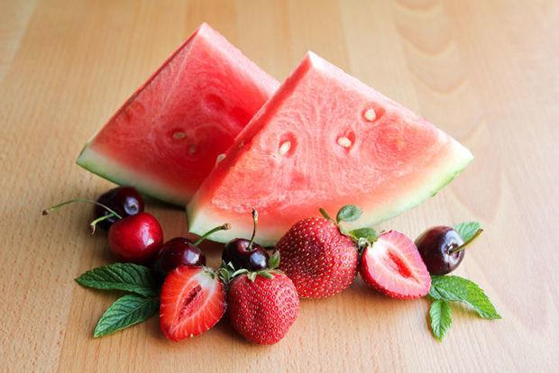 Супермаркети України оновили ціни на кавуни та полуницю: скільки коштують ягоди в кінці червня 