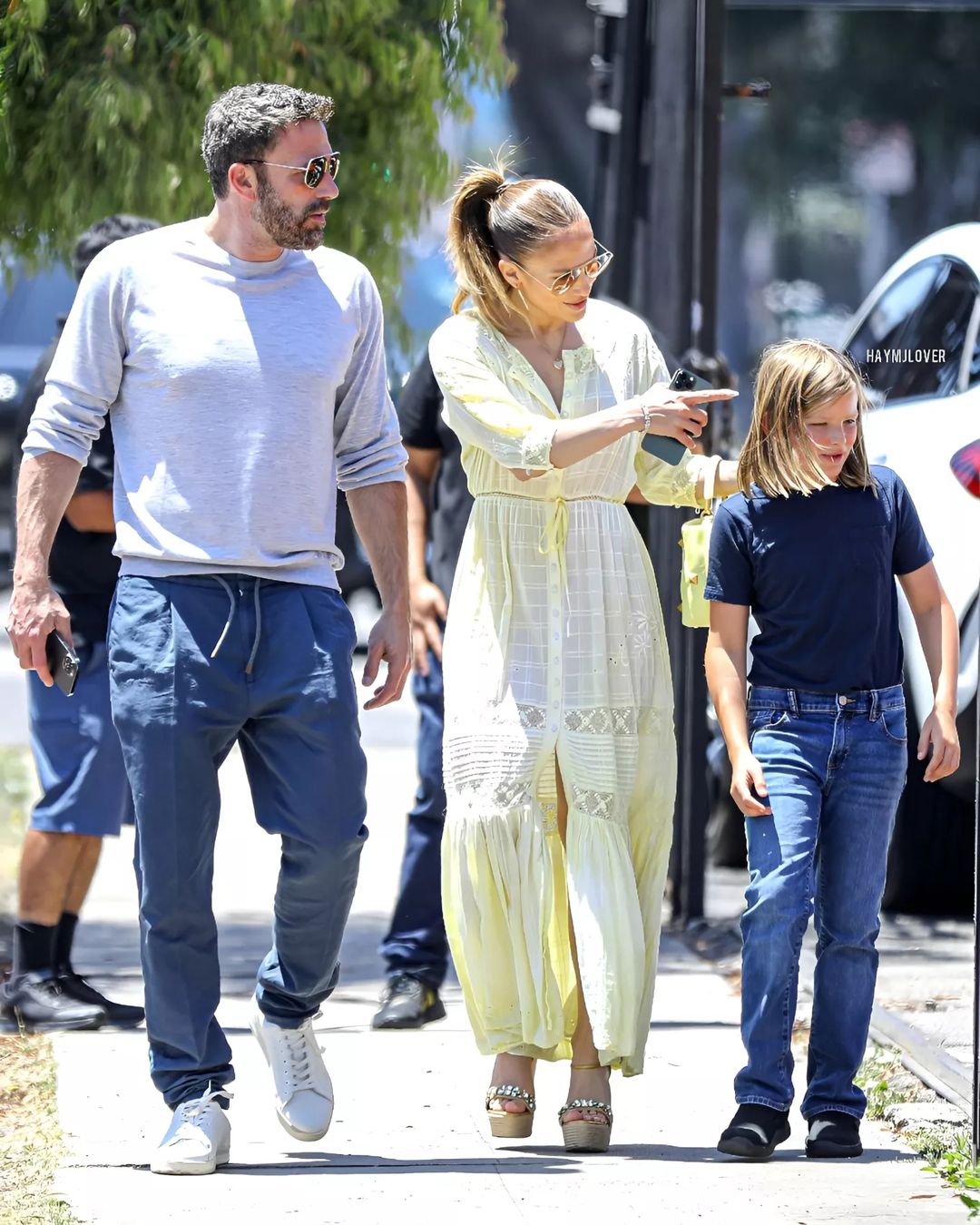 У лимонній сукні в стилі бохо: Дженніфер Лопес прогулялася з Аффлеком та його сином