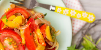 Небанальний салат із помідорів зі смаженою цибулею: ідеальний як закуска та основна страва - today.ua