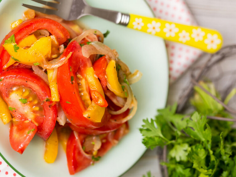 Небанальний салат із помідорів зі смаженою цибулею: ідеальний як закуска та основна страва - today.ua