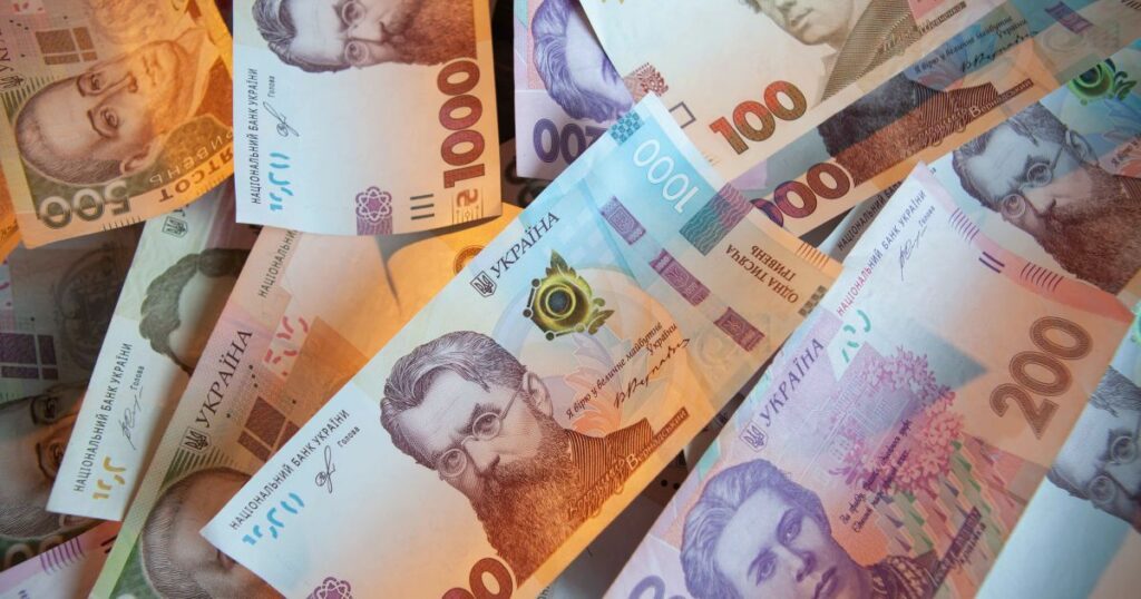 Українцям розповіли, як можна зняти готівку без банкомату