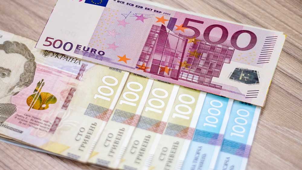 Украинцы могут обменять наличные гривны на евро еще в двух странах Европы
