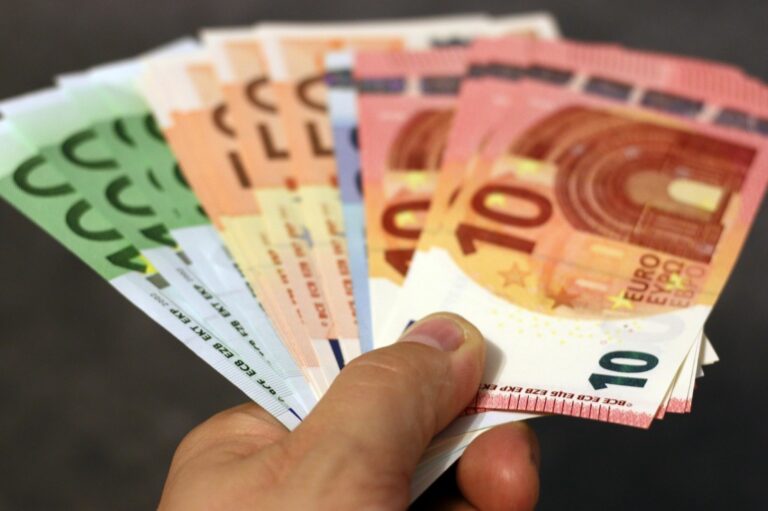 Українці можуть обміняти готівкові гривні на євро ще у двох країнах Європи - today.ua