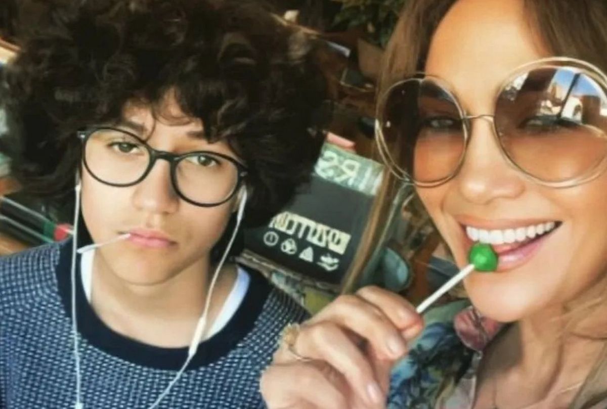 Jennifer Lopez and her daughter made fun of the choice of outfits in Italy: one in a sweater, the other in a summer dress