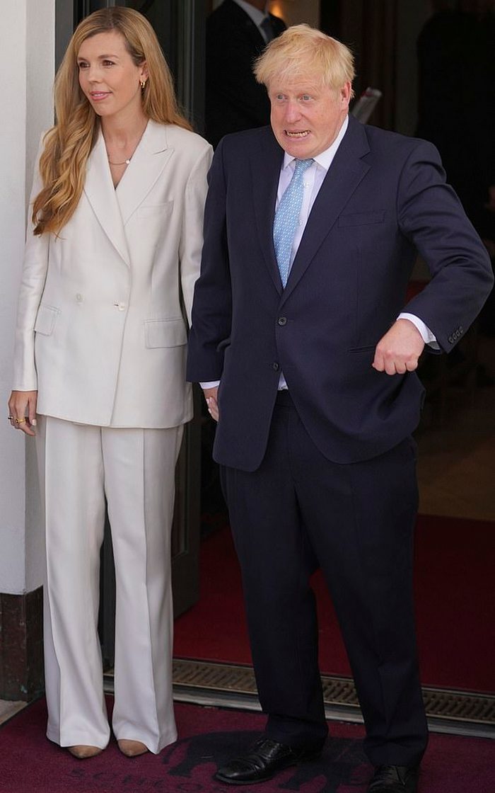 Молода дружина Бориса Джонсона підкреслила струнку фігуру білосніжним костюмом за 90 тисяч гривень