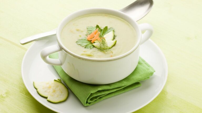 Крем-суп із кабачків: рецепт сезонної страви, яку можна їсти холодною - today.ua