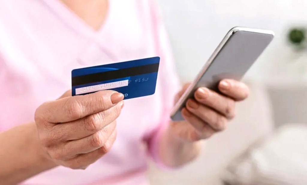 Як переказати гроші з мобільного рахунку на банківську картку: три найкращих способи
