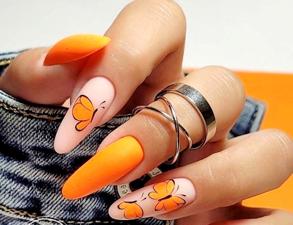 Маникюр с бабочками: новые идеи самого модного дизайна ногтей лета 2022