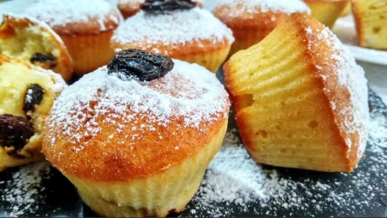 Сніданок нашвидкуруч: рецепт найсмачніших сирних кексів - today.ua